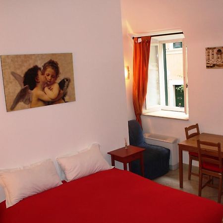 Hella Ibernesi 23 Fori Imperiali Inn, New Gestion! Řím Pokoj fotografie