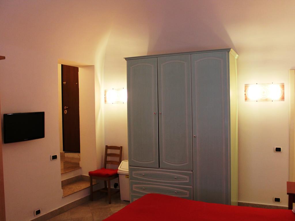 Hella Ibernesi 23 Fori Imperiali Inn, New Gestion! Řím Pokoj fotografie