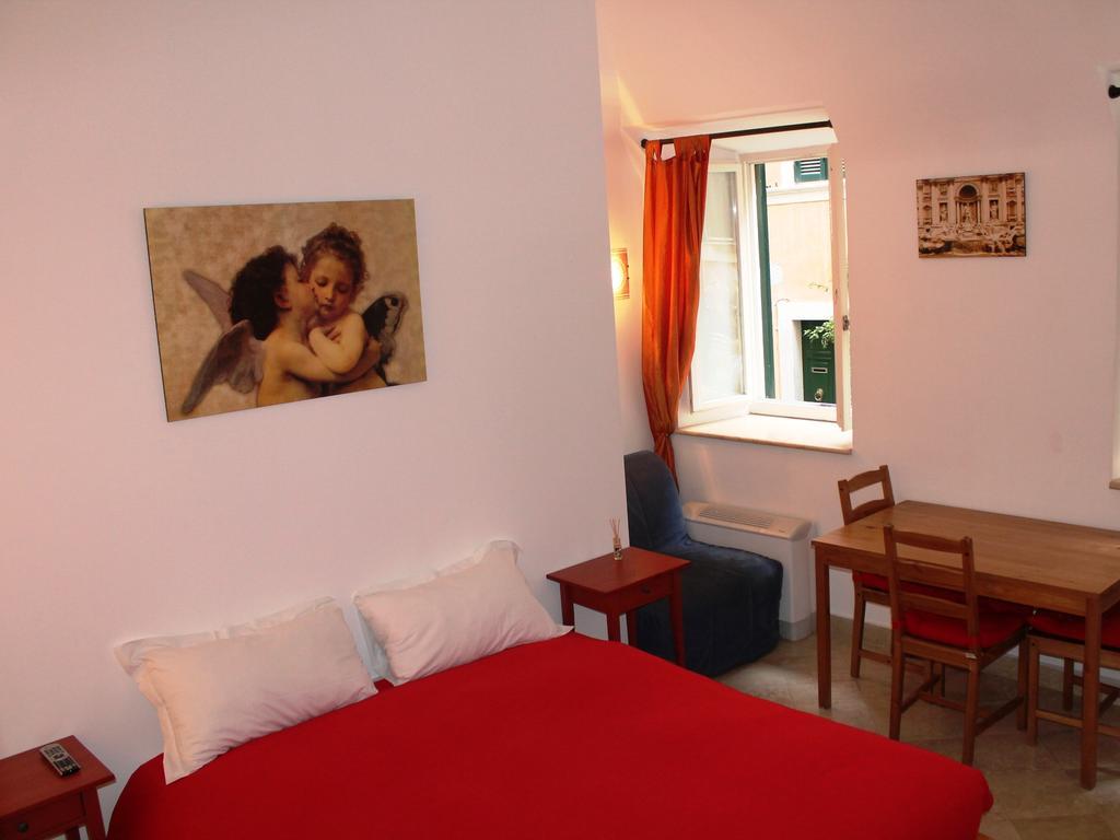 Hella Ibernesi 23 Fori Imperiali Inn, New Gestion! Řím Pokoj fotografie