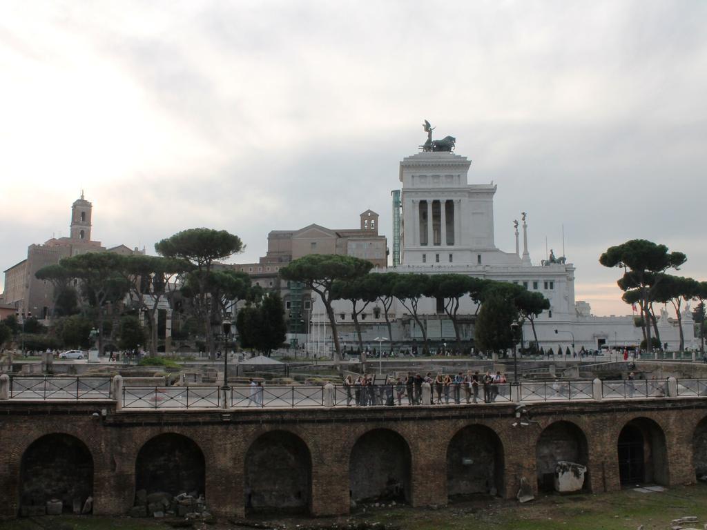 Hella Ibernesi 23 Fori Imperiali Inn, New Gestion! Řím Pokoj fotografie