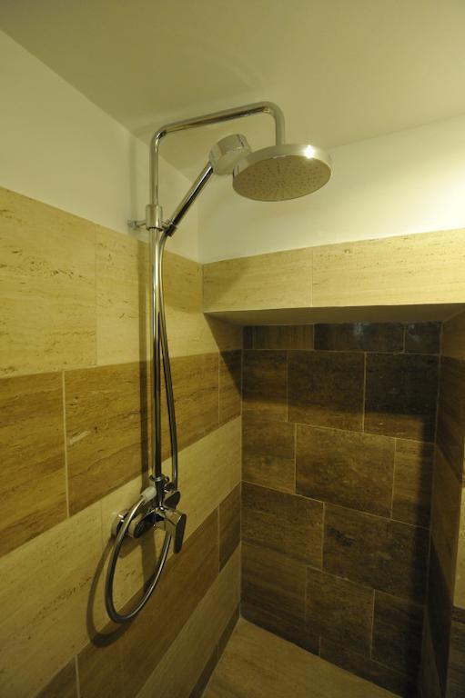 Hella Ibernesi 23 Fori Imperiali Inn, New Gestion! Řím Pokoj fotografie